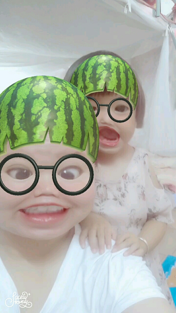 戴西瓜皮的小女孩!