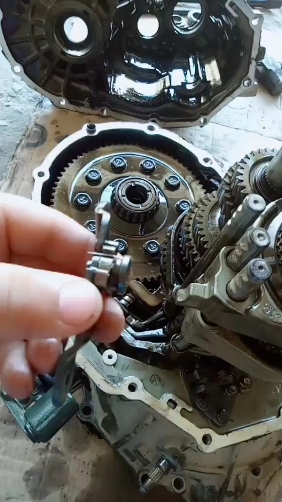 汽车变速箱维修.