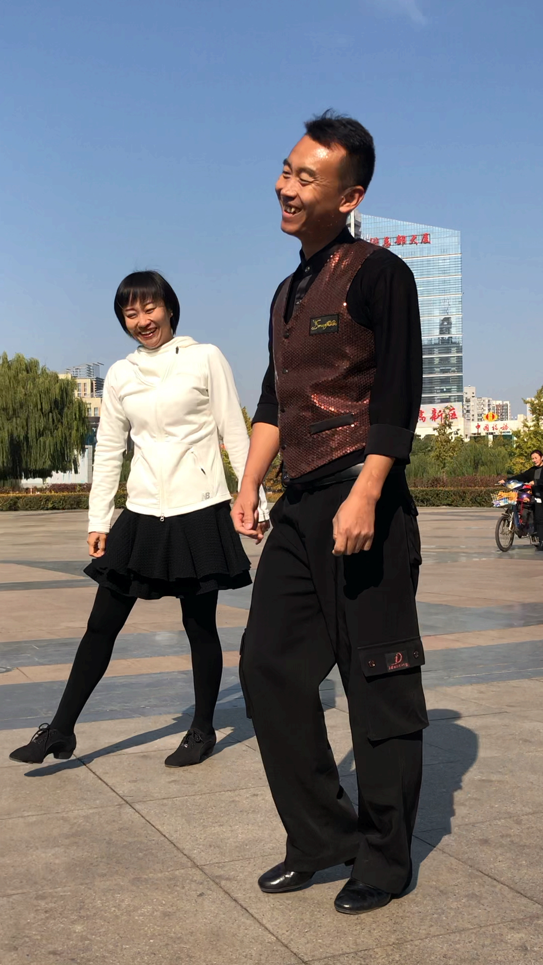 街拍#滨芳兄妹组合