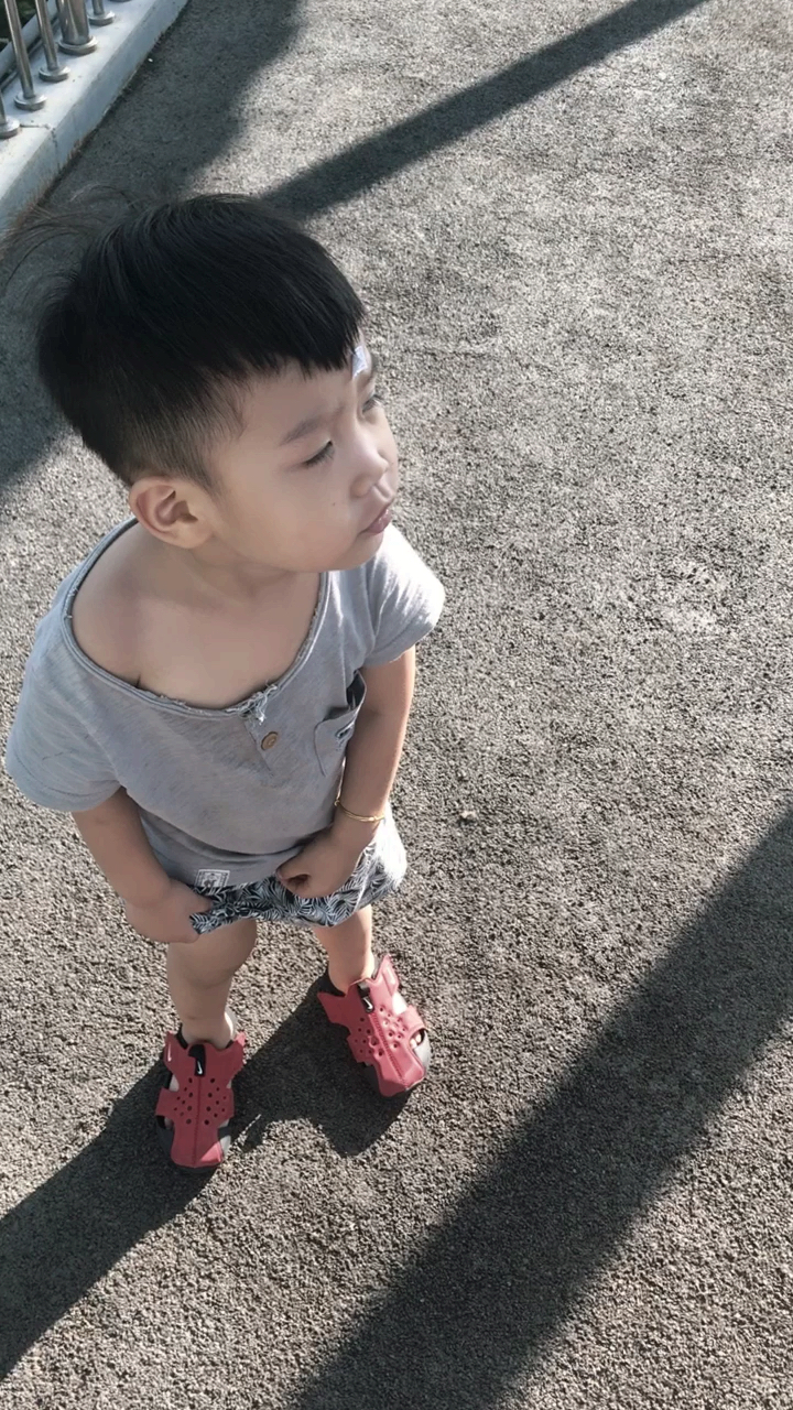 情定七夕#这小孩在天桥上尿急,要从天桥上往下尿,爸爸说不行,他问