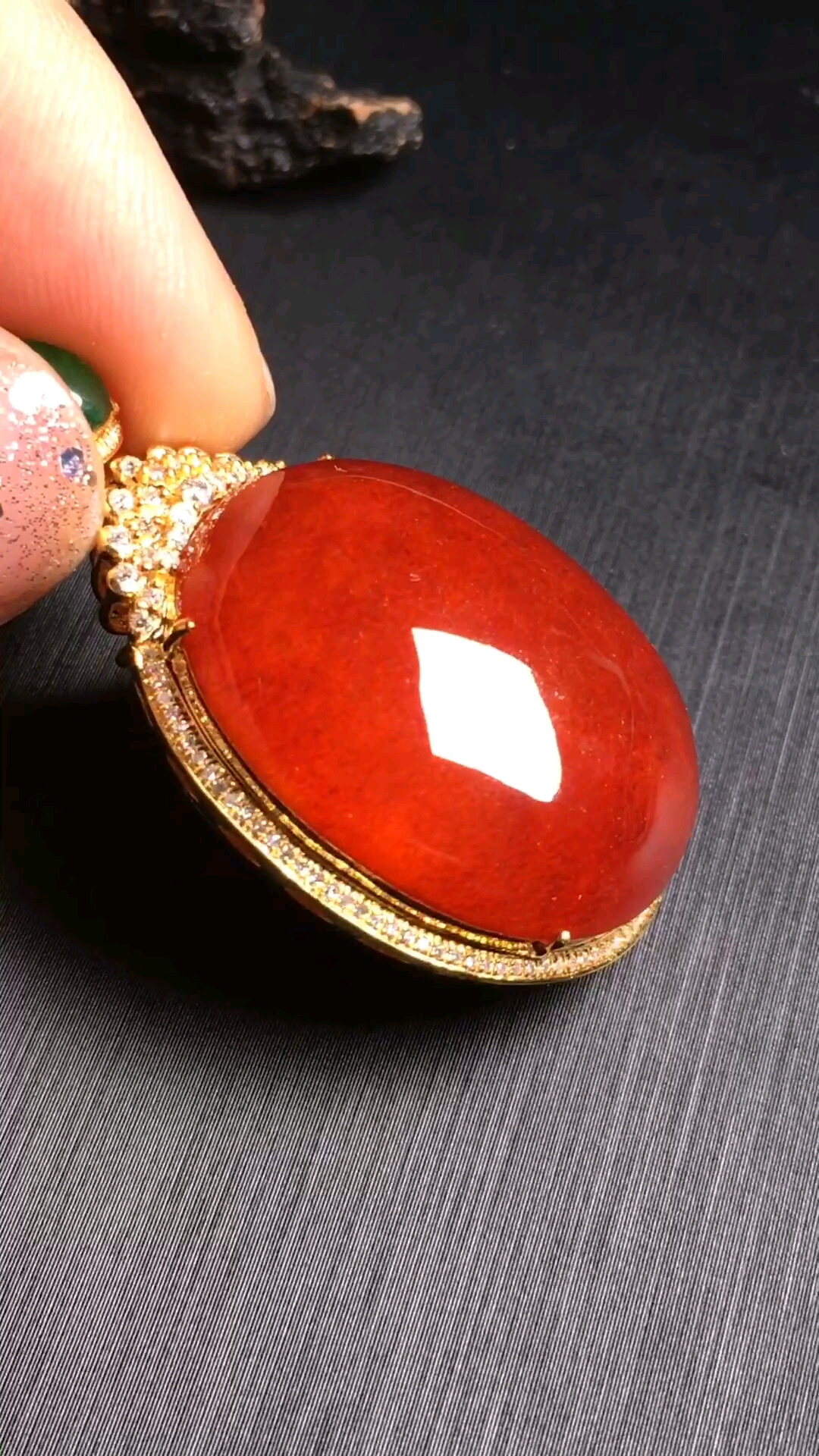 冰种红翡吊坠,色泽鲜艳,佩戴精美,水润光泽