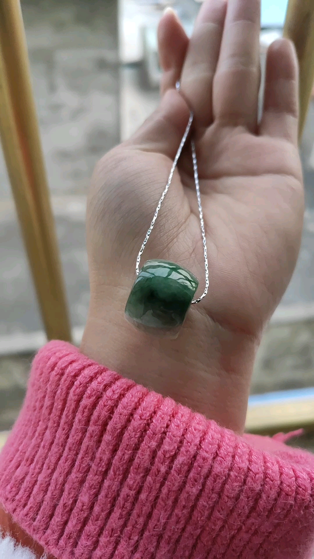 我要上热门#辣绿翡翠路路通翡翠桶珠,颜色亮丽,做锁骨链非常好看靠 