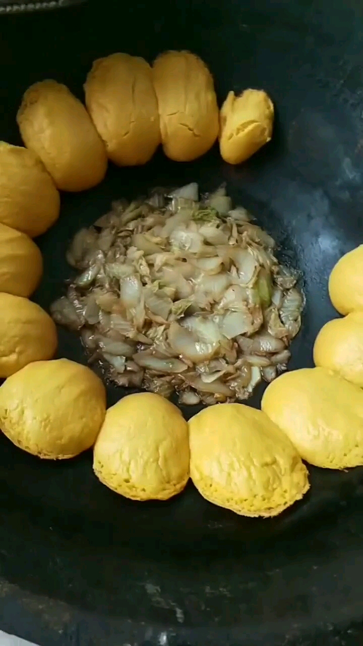 全民正能量#笨锅贴大饼子,老一辈人吃法.