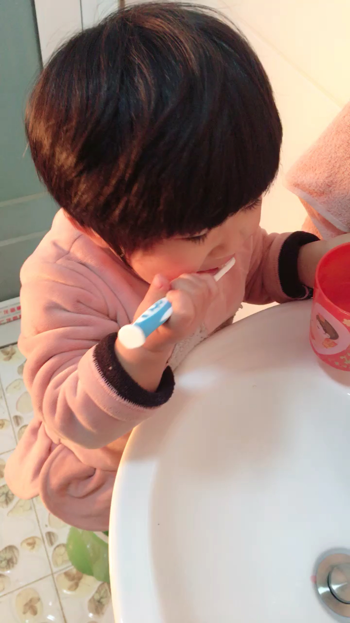 两周岁宝宝自己刷牙