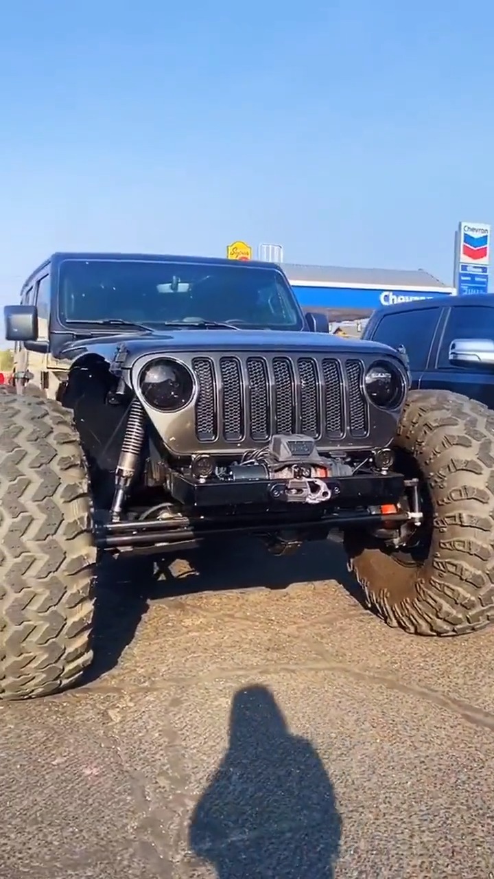 越野达人#你一定见过牧马人改装大轮胎,但改装这么大轮胎的牧马人,你