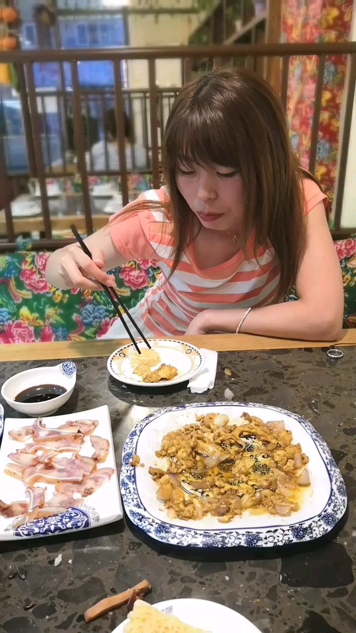 美女请我吃饭嘻嘻!