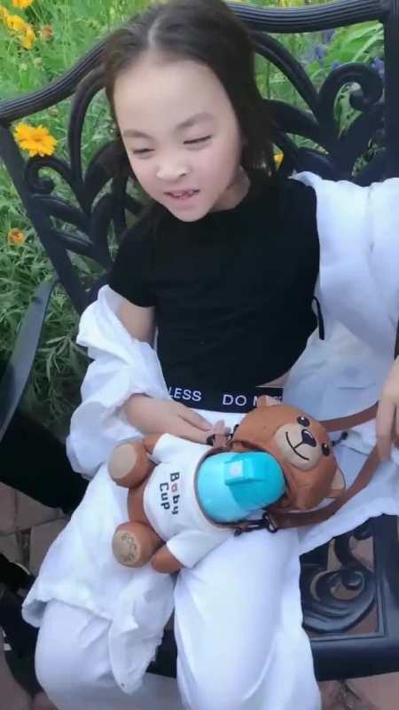 私下的童模焱娃娃这么活泼可爱,看完她的举动,又想骗我生女儿!