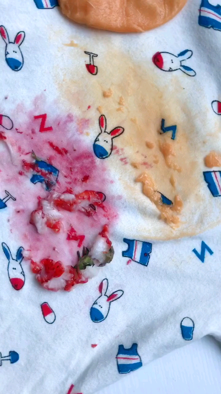 果汁渍不好洗,用对方法那都不是事,也就一勺粉的事!