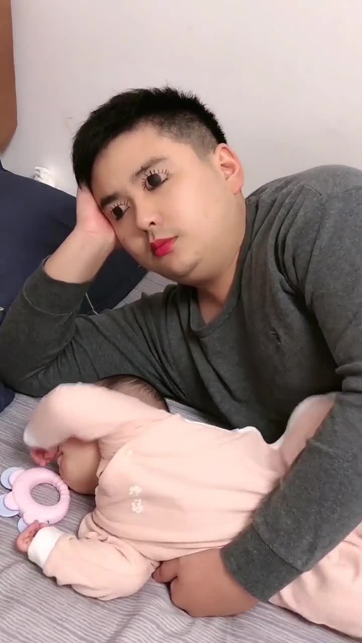 爸爸带娃,画画技术都变好了,这眼皮上的眼睛画得真像!