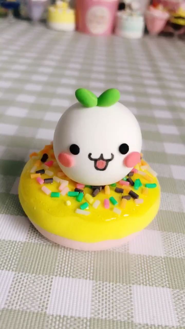 简单小手工-超轻粘土diy甜甜圈长草颜团子