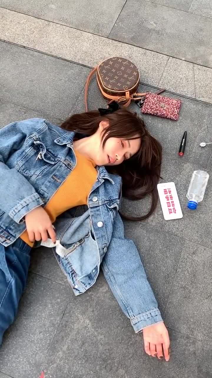 搞笑段子#美女在昏迷前最后一刻做了一个惊人的举动.