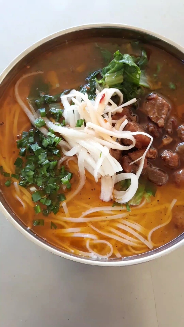 云南保山市,路边吃碗饵丝,红通通的一点不辣