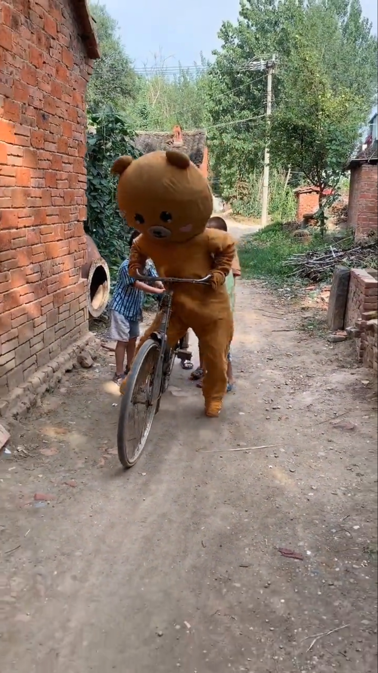 小熊第一次骑洋车,小朋友都惊呆啦.