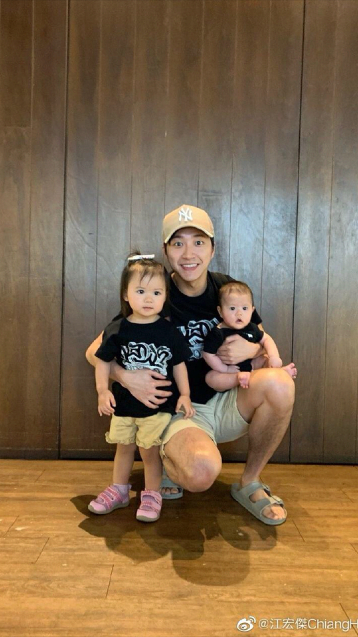 一家四口#江宏杰父亲节首晒全家福,福原爱龙凤胎#江宏杰