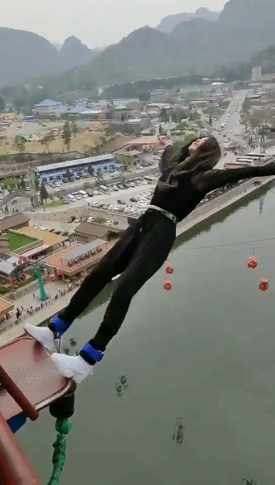 蹦极的女孩儿#小姐姐不光貌美,胆子也太大了吧