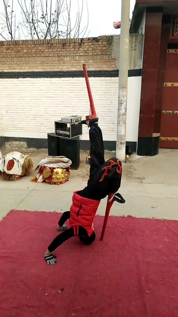 全民独门绝技咖#民间高跷表演,单腿快起动作.