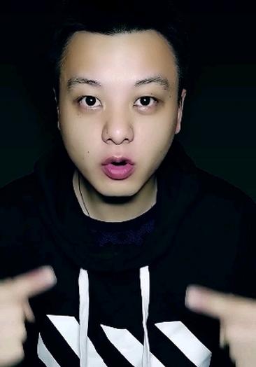 00:54他是唯一敢盗马化腾qq的人,是中国顶级黑客菜霸,鄢奉天#思维