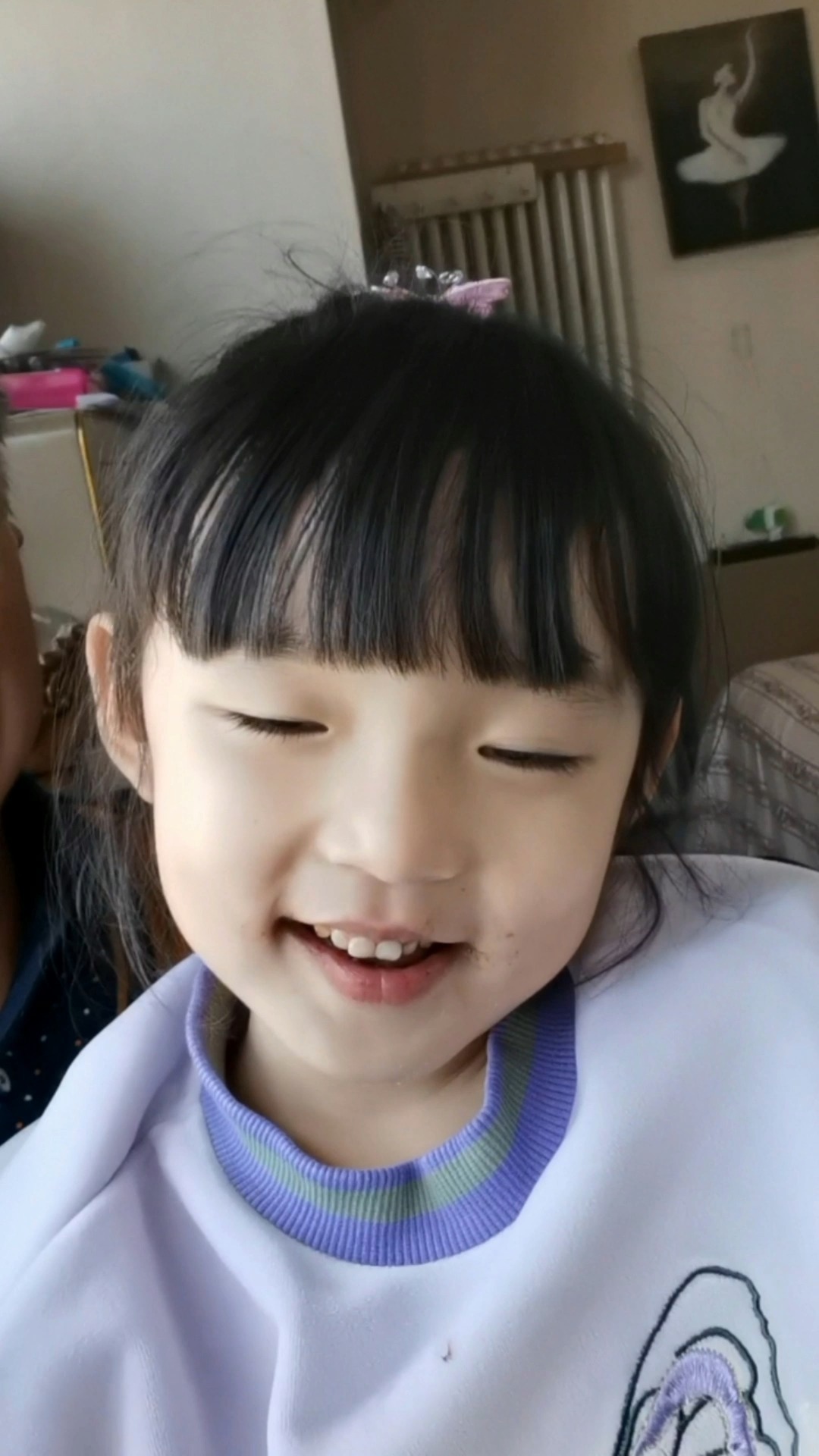 朵朵吃巧克力的样子,假装跟睡着了似的,大伯说真可爱-度小视