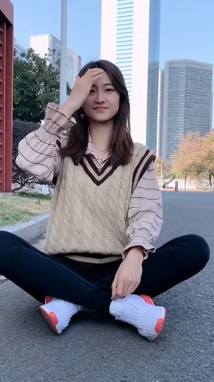 街拍#美女网红苏宁,不论穿牛仔裤还是运动装都那么好看