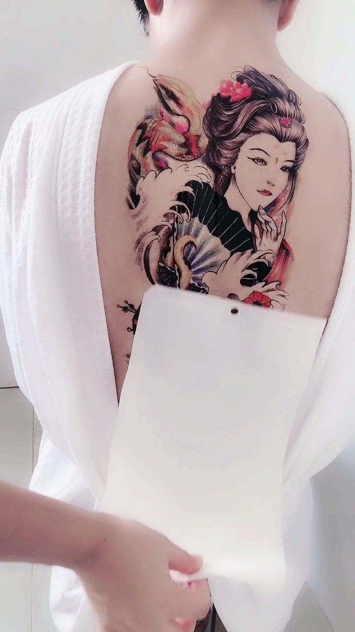 全臂彩色落泪艺伎