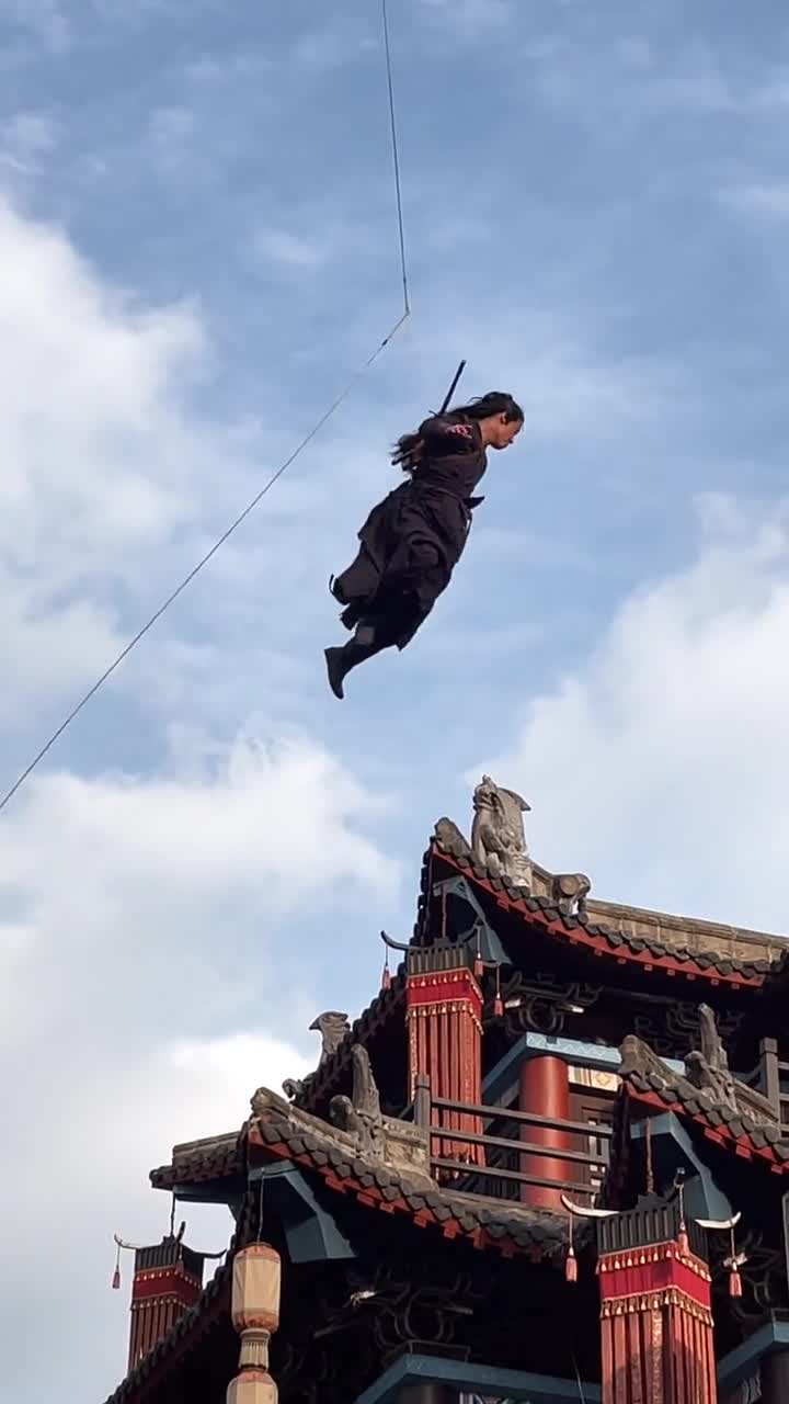 吊威亚很多明星主演都不亲自上阵,毕竟存在一定的危险.