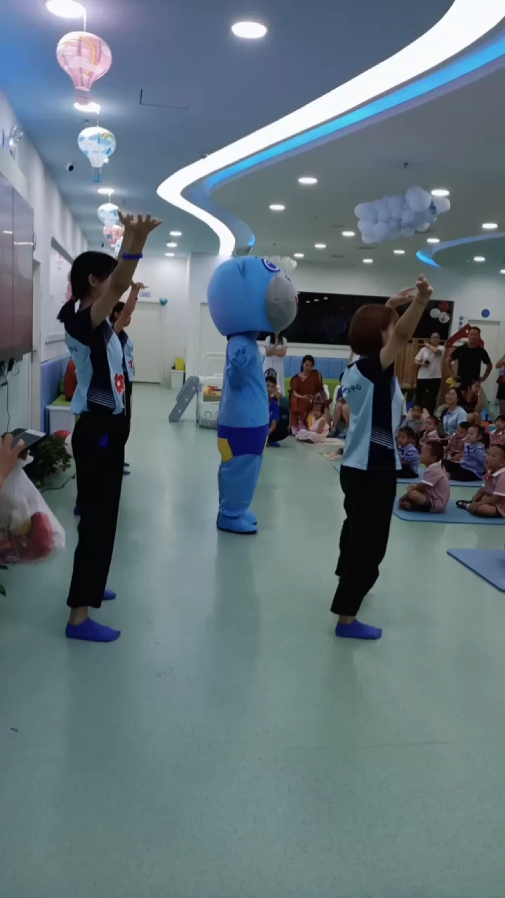 老师带小宝们跳舞,辛苦老师们啦