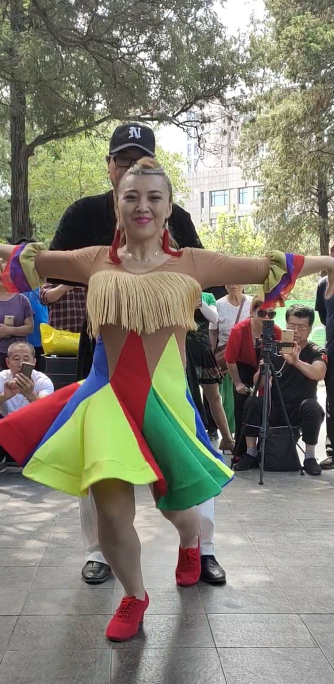 嘴角向上笑一个吧#洋妞秀时尚和唐山大爷舞得更美