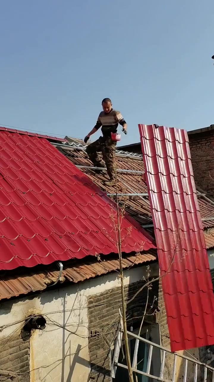 旧房改造翻新 ,安装仿古彩钢瓦