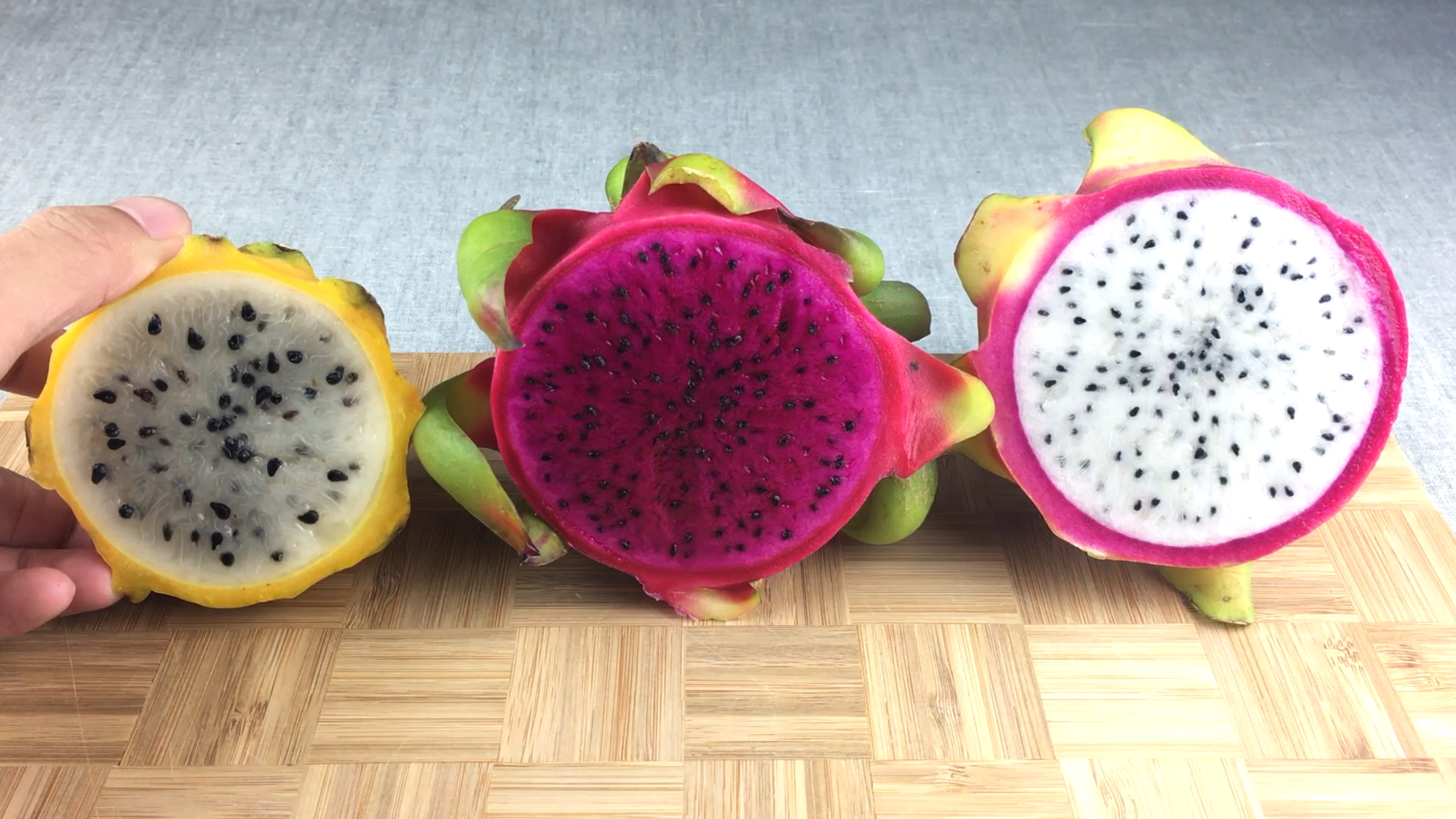 三个不同颜色的火龙果!