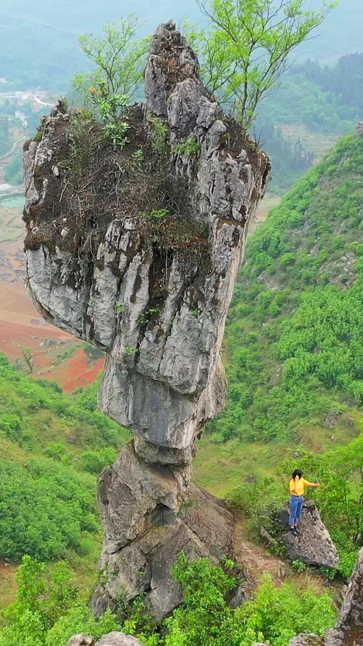 云南大山发现的一奇石,高14余米,上粗下细却不会倒 ,大自然的鬼斧神工