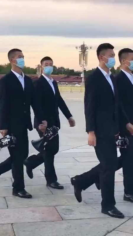 天安门广场惊现神秘黑衣人一米九大高个威武霸气厉害了我的国