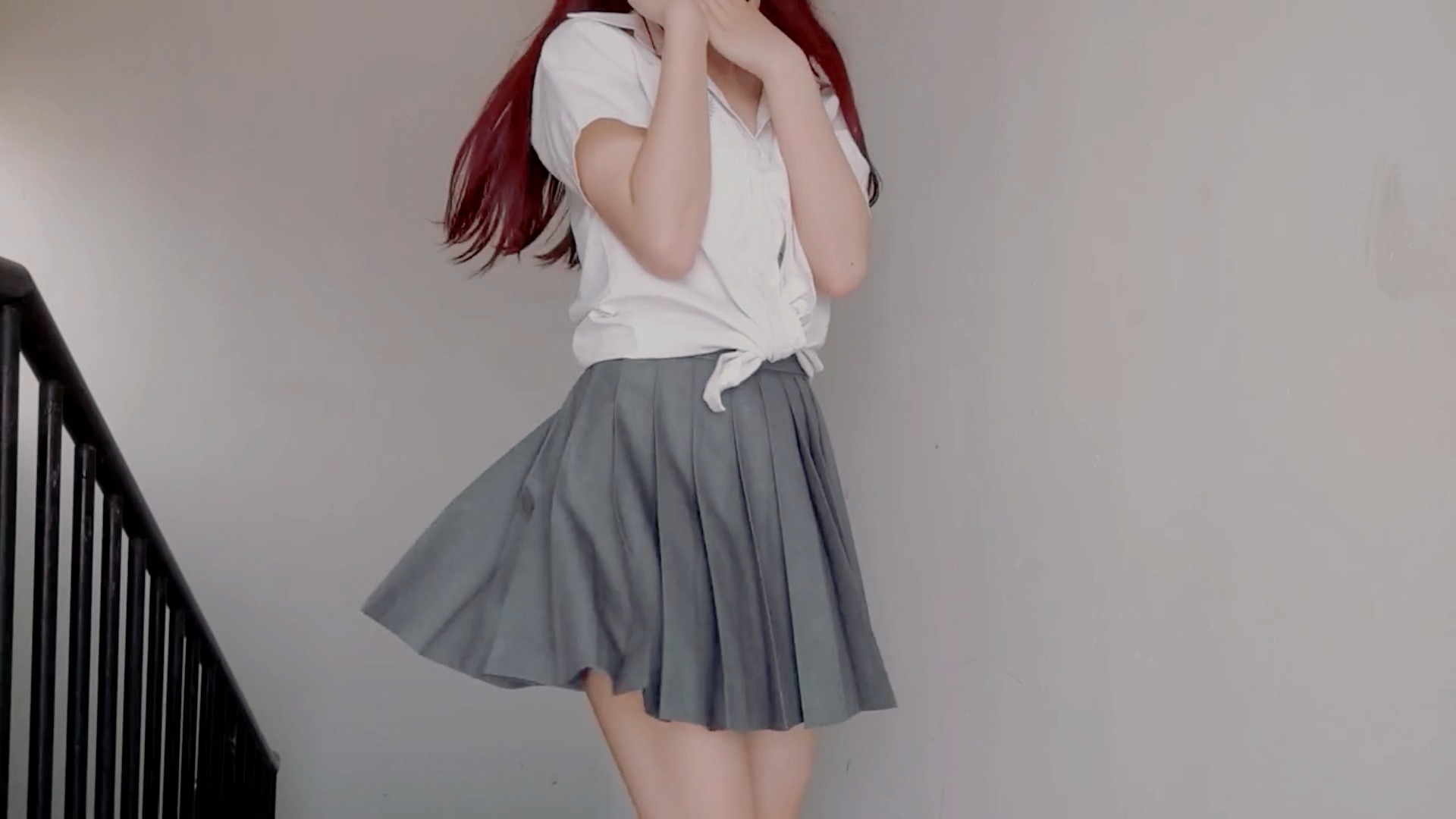 百褶裙#灰白配的高级感百褶裙少女,你们喜欢吗