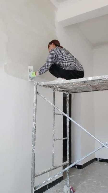 实拍工地95后女农民工刮腻子,明眼人都知道不比老师傅差