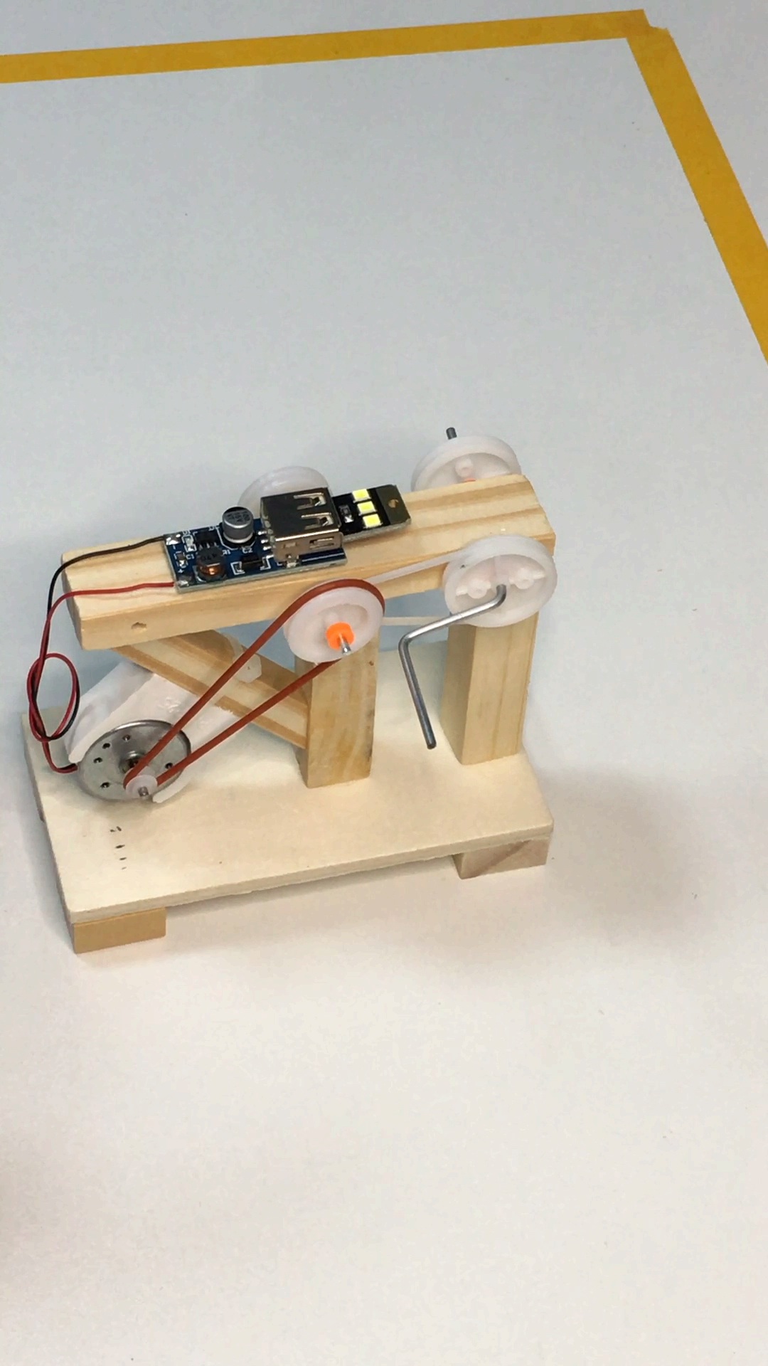 diy 手摇发电机,以后没电了这个就能当手电筒了.