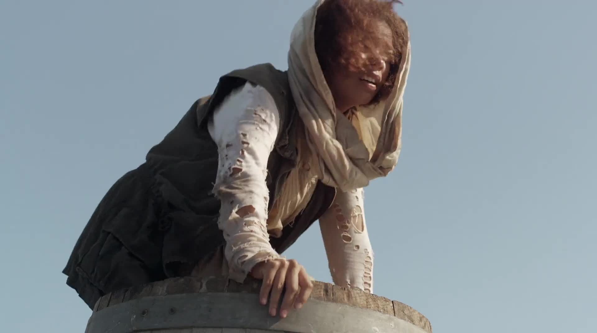 鲨鱼星球:女子感到不对劲,拼命逃跑,码头突然爆炸