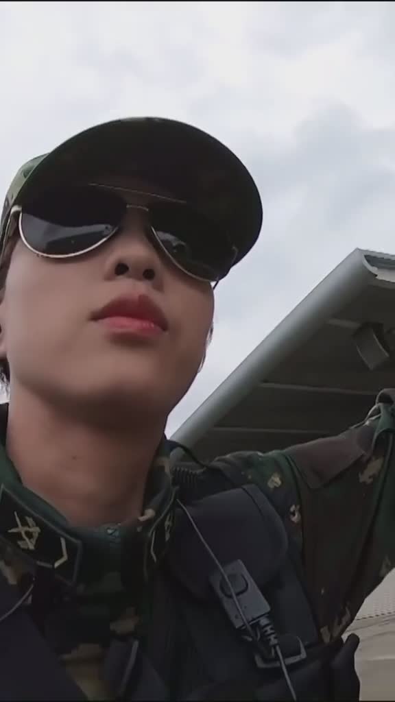 太飒啦驻澳门部队兵姐姐骑上摩托车也太酷了中国女兵