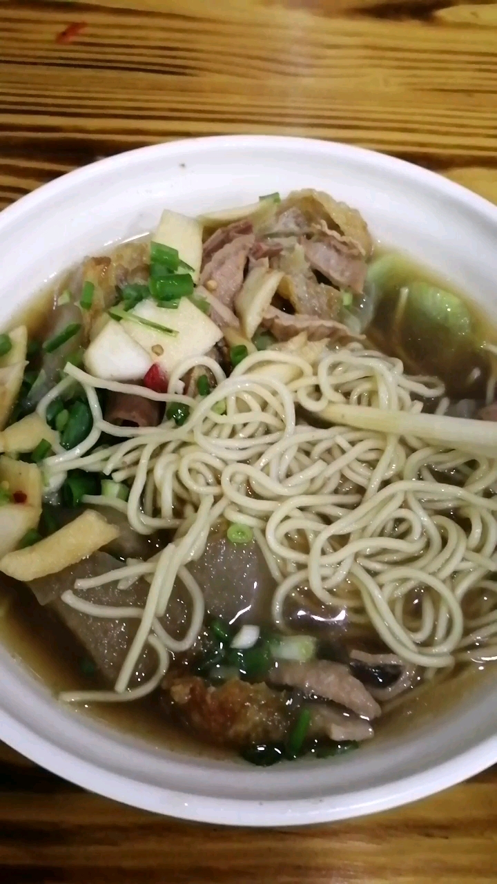 今日份晚餐:萝卜面筋牛杂面