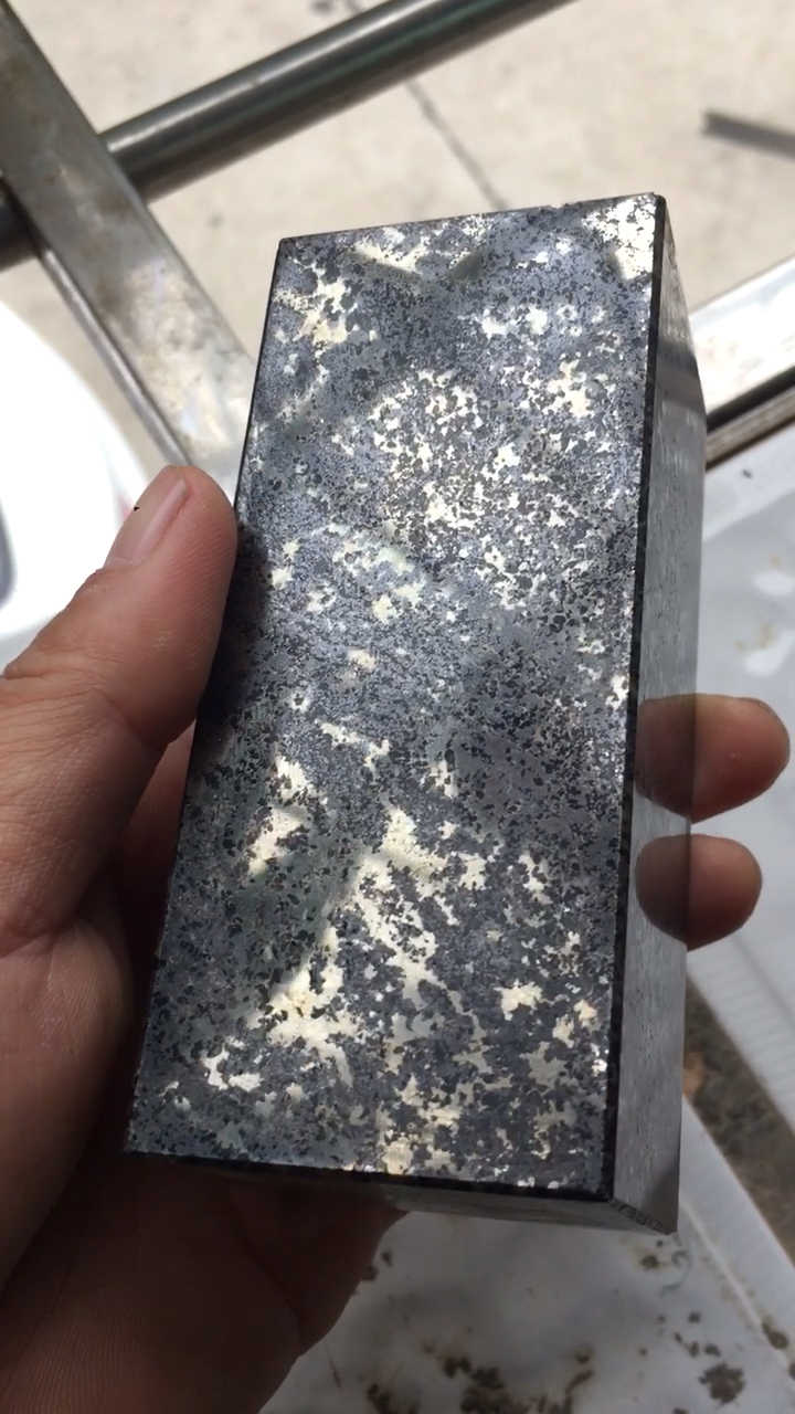 陨石:陨石切开做成四方体镇柱,内质镍纹漂亮,磁性强,重860.9克!