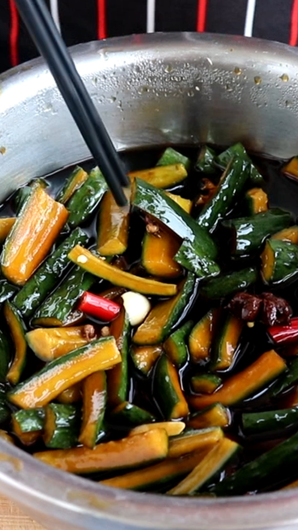 在家用这个方法腌黄瓜,黄瓜脆嫩,味道特别好吃,几分钟就搞定