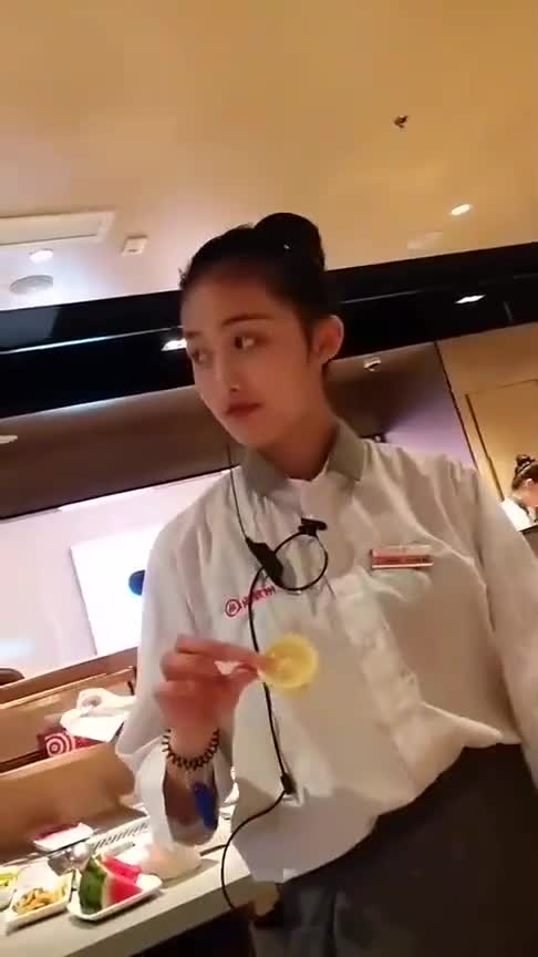 海底捞服务员,以前肯定是校花,抬头的那一刻,网友女版吴亦凡