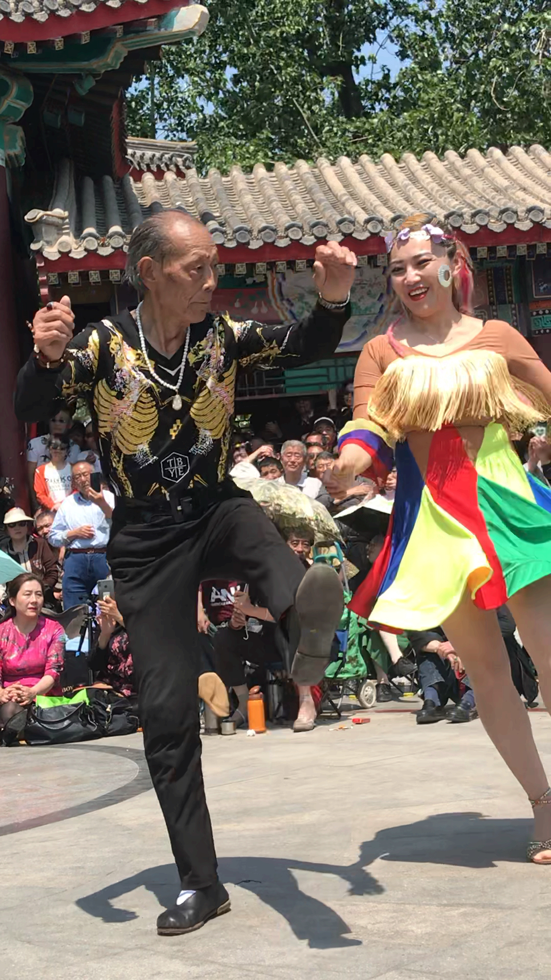 80岁网红张大爷竟然跳的如此灵活