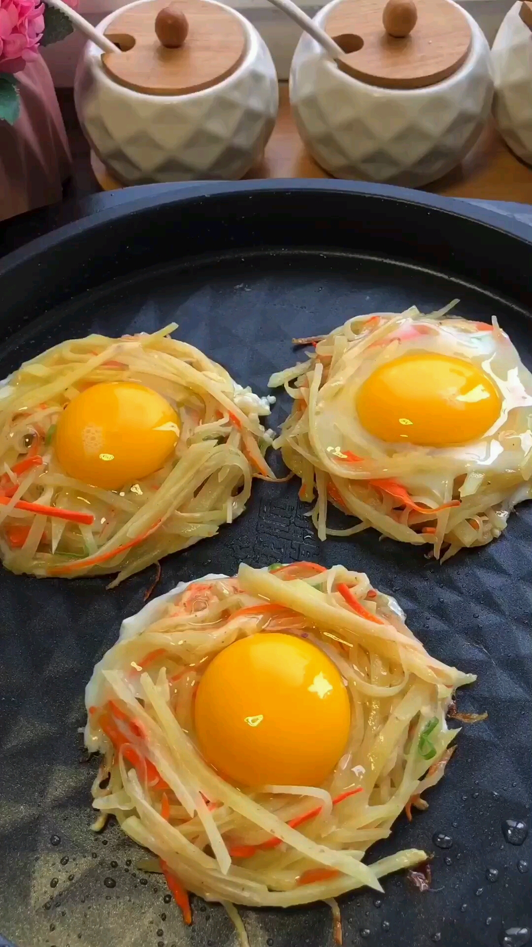 早餐不知道吃什么试试这款鸟巢鸡蛋饼吧