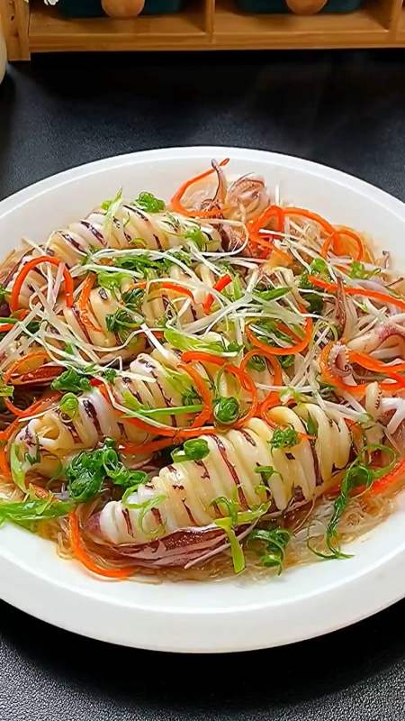 年夜饭上来上一盘清蒸鱿鱼(寓音年年有余)鲜嫩又简单