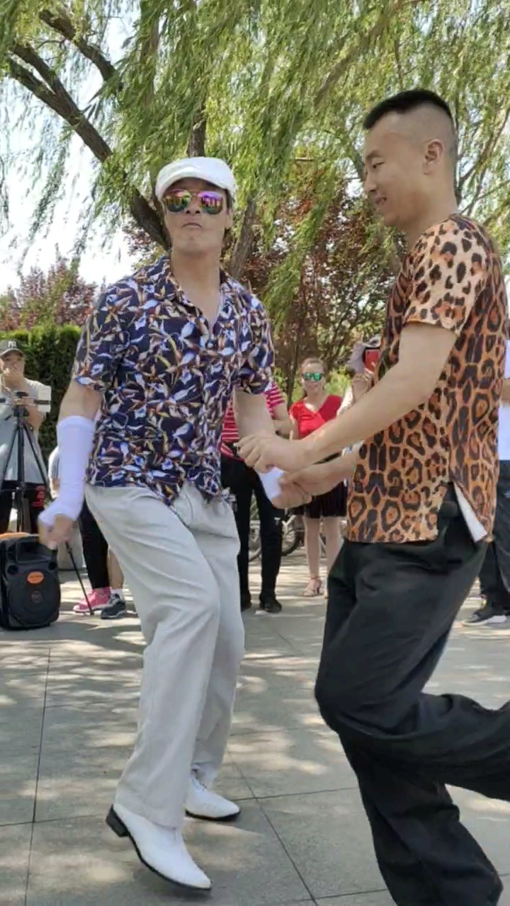 广场舞#搞笑的刘老师,小斌妖娆的女步