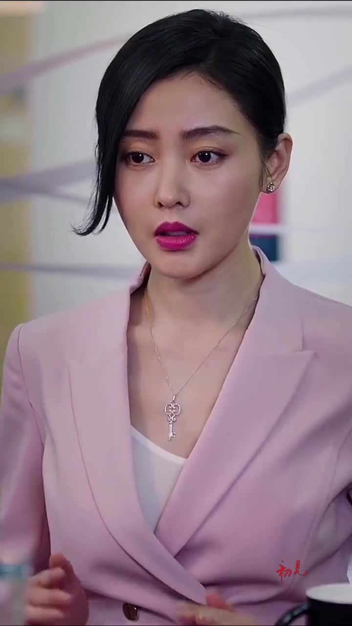 张天爱本名张娇,这魔鬼身材没太美了,据说她的年龄是个迷