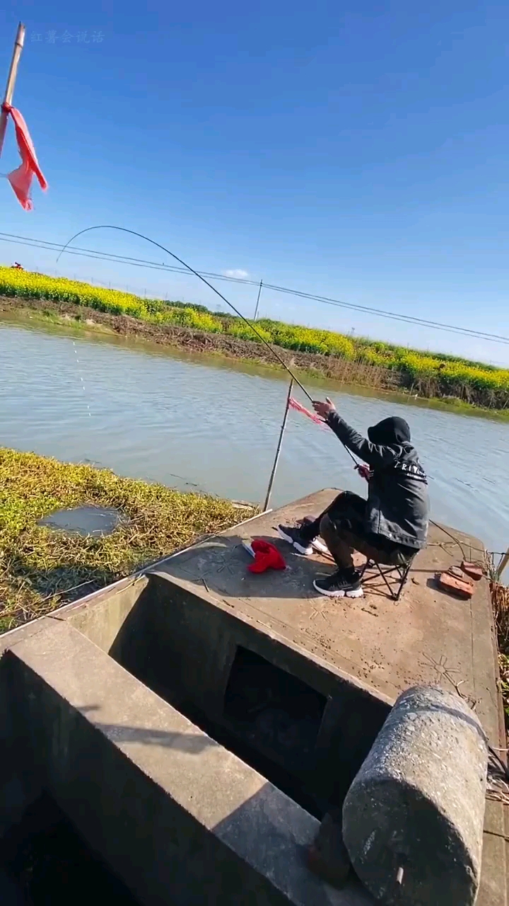 大叔第一竿就来大货,草洞极限遛鱼100秒,费尽全力才拉上来