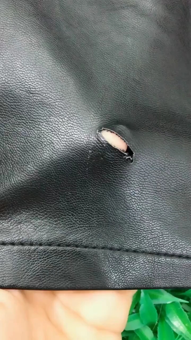 全民双十一津贴#皮衣服坏了,好心疼,这样缝上就不心疼啦.