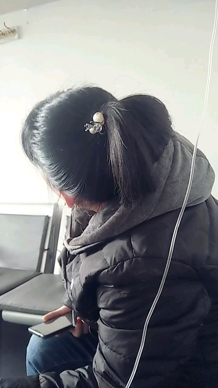 这妞打针了   感冒了