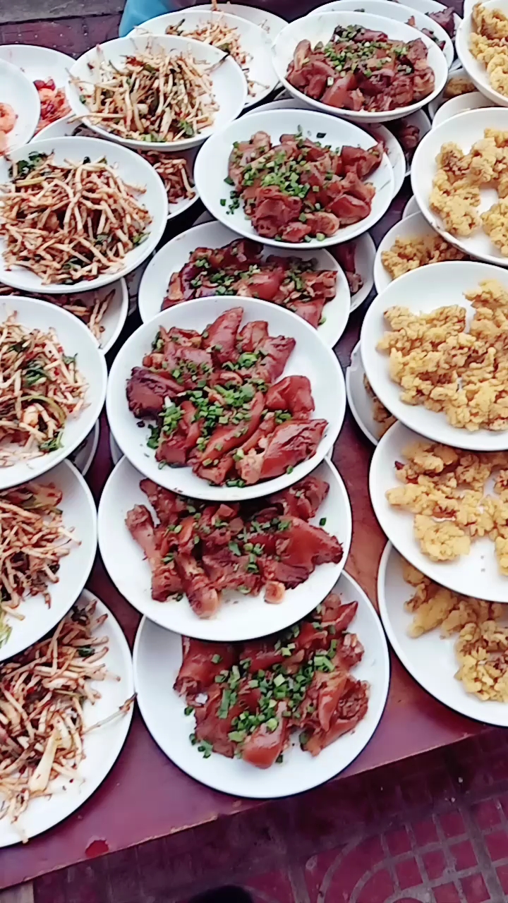 这就是农村坝坝席,一桌有十八个菜