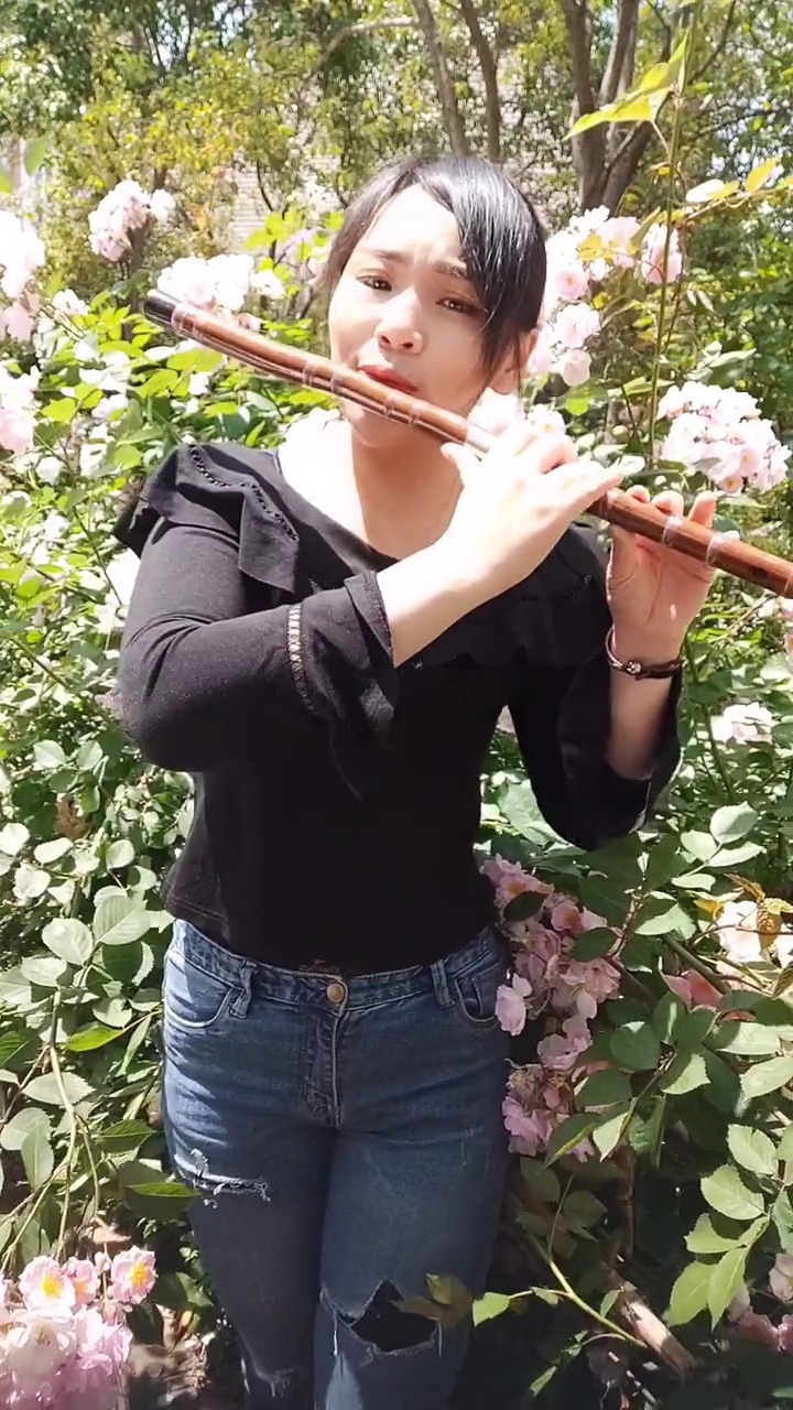 迷惑行为大赏#乡村美女花丛中竹笛吹奏《梦中的兰花花》笛音清脆悦耳